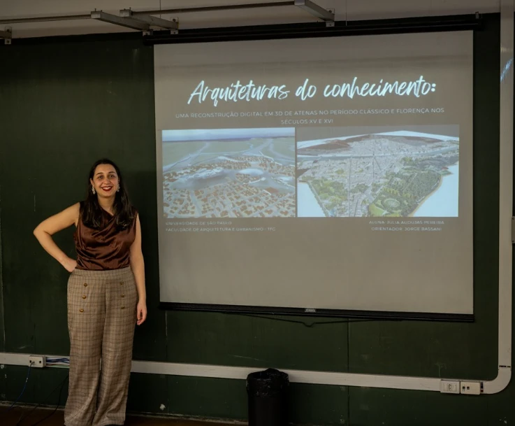Júlia Audujas em apresentação sobre arquitetura